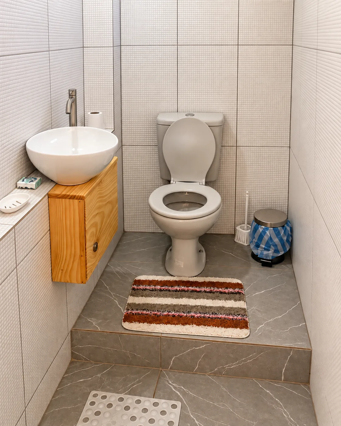 Baño de la segunda habitación con lavamanos y sanitario