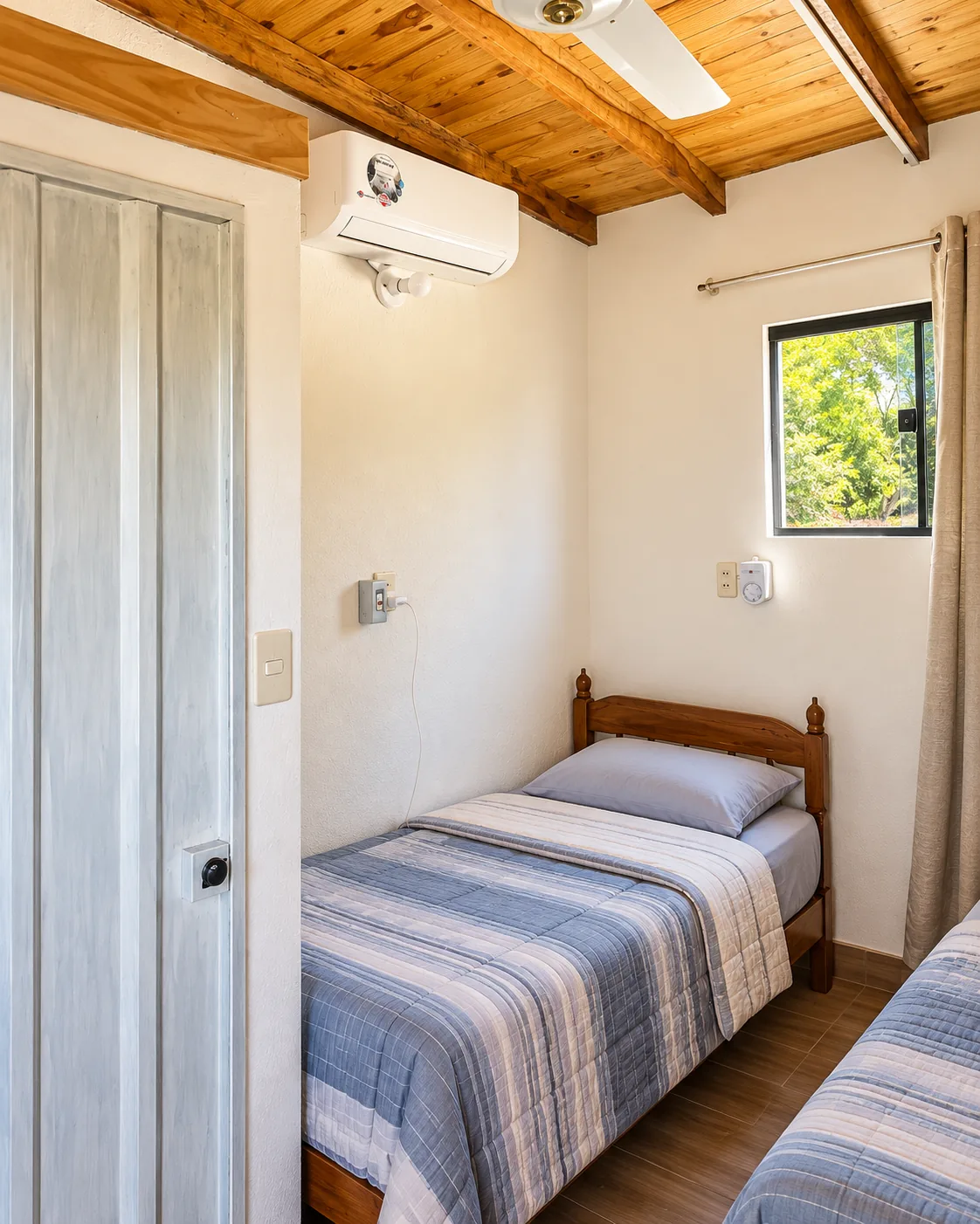 Cama individual de la segunda habitación con aire acondicionado